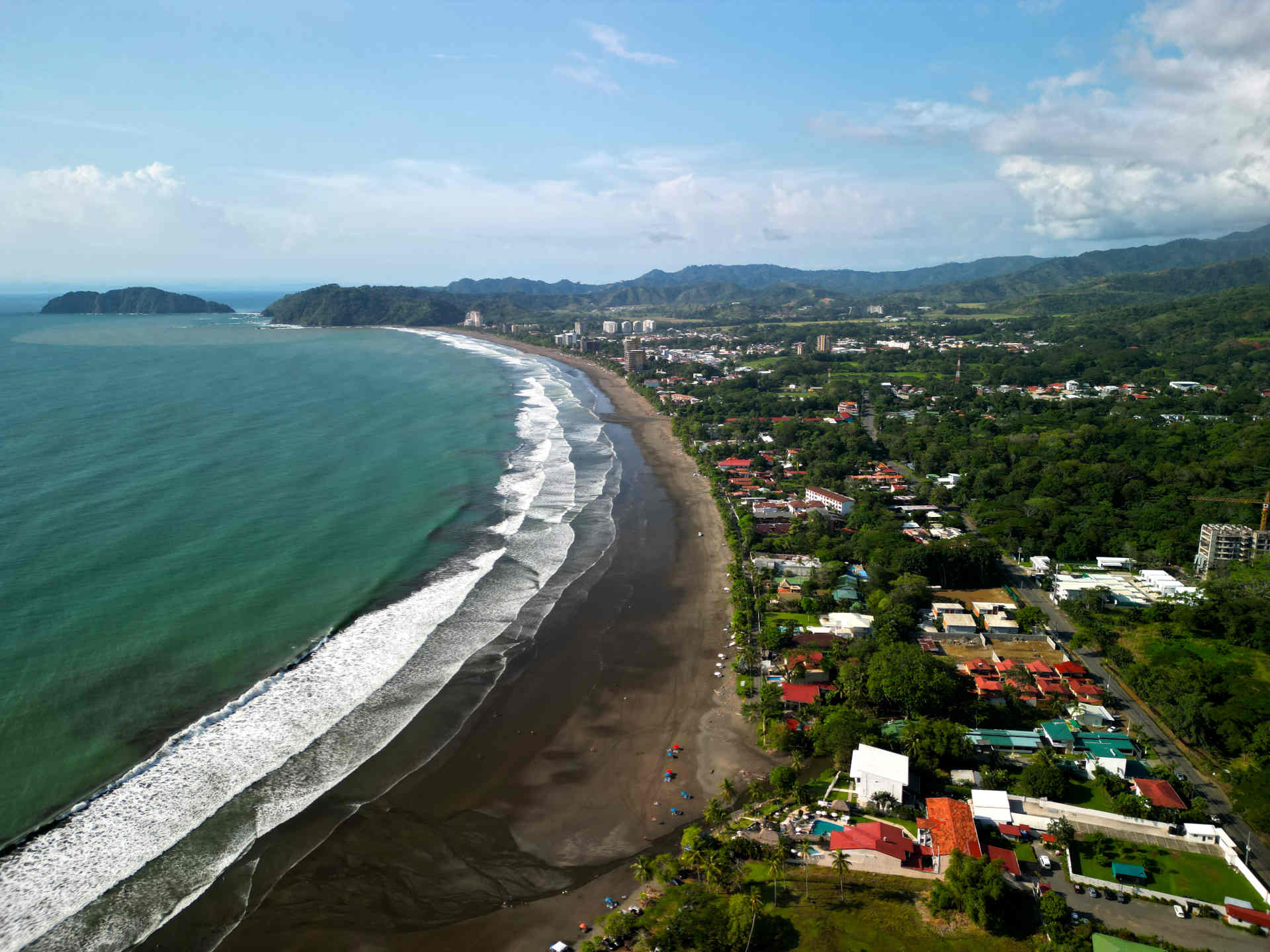 Guide To Jaco: Surfing & Nightlife